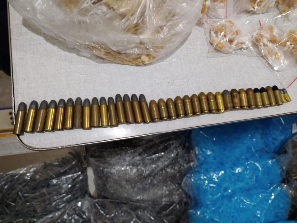 Foto 2 de 4 — Polícia apreende mais de 30 quilos de drogas e até pé de maconha no Jardim Pinheiros